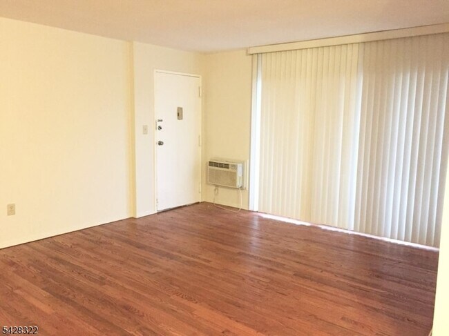 Building Photo - 28 Deanna Dr