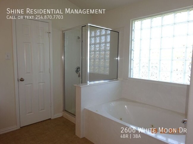 Building Photo - 2606 White Moon Dr