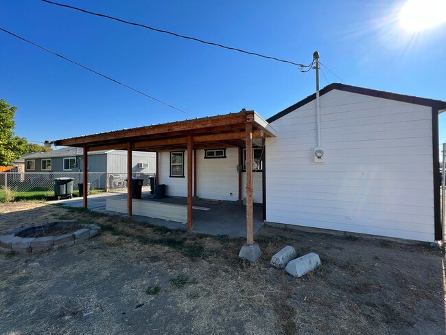 Building Photo - Cozy 2 bedroom 1 bath House!