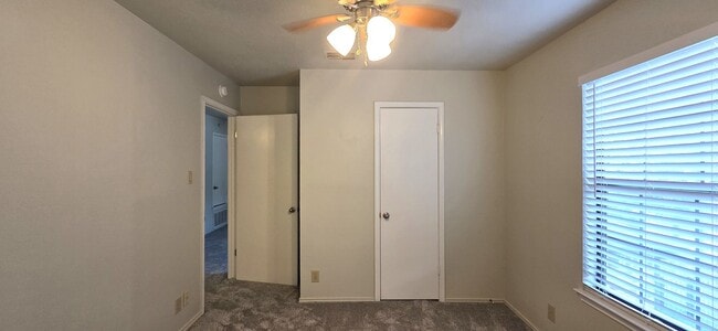 Building Photo - Towne Lake - Amazing Lake Views!