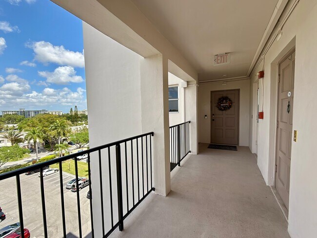 Building Photo - 3100 N Palm Aire Dr