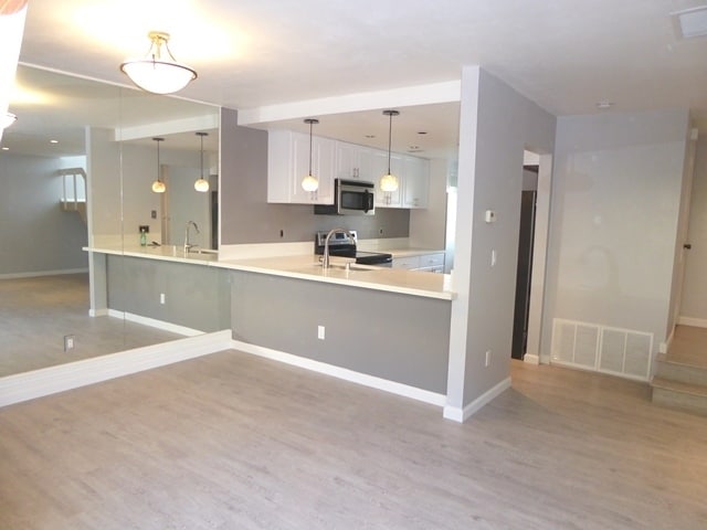 Building Photo - Upgraded End-Unit Townhome