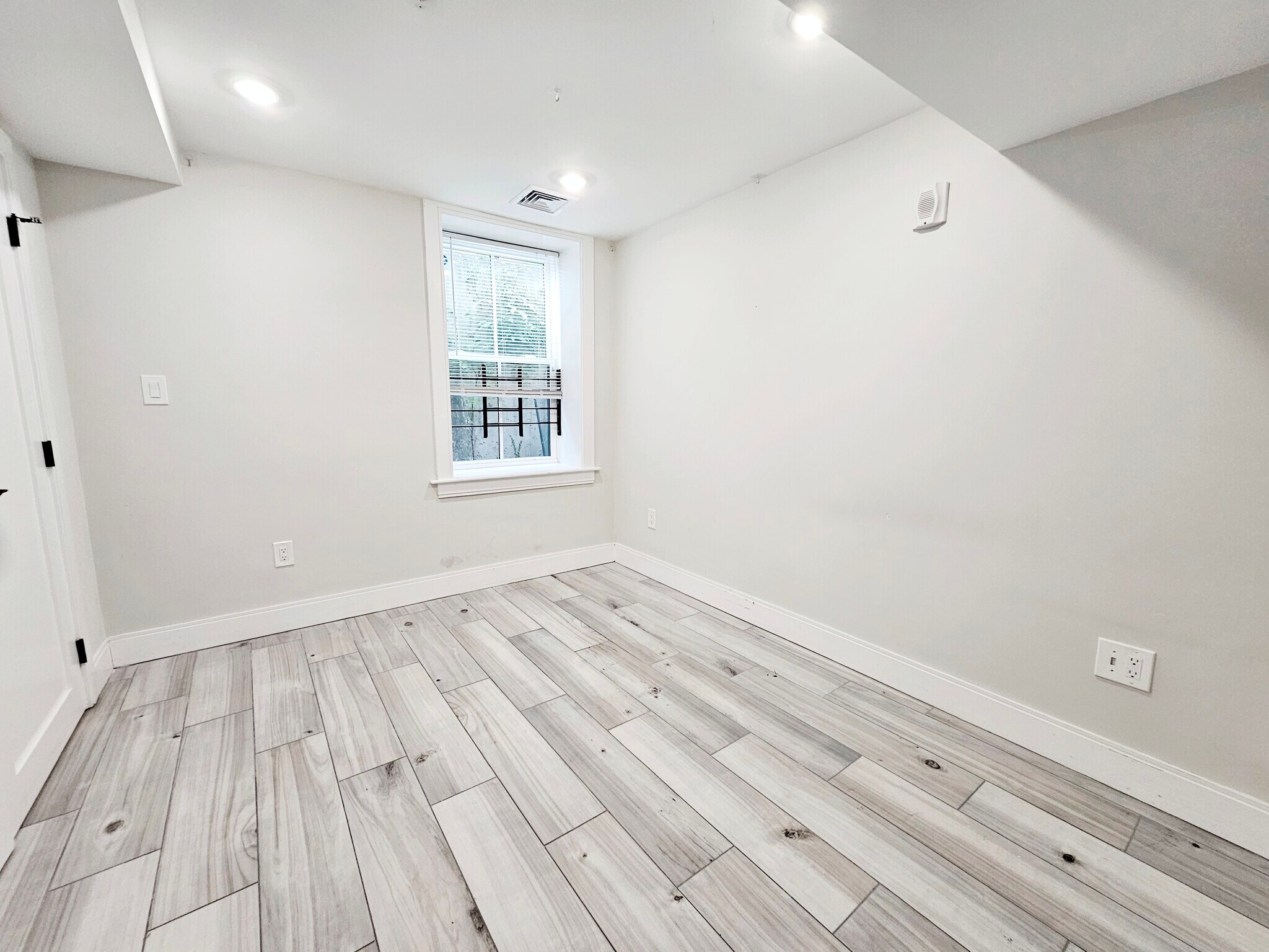 Building Photo - 79 Linden St