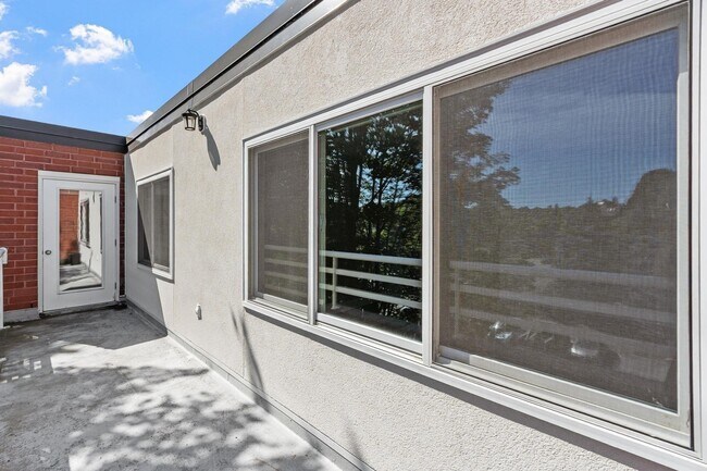 Building Photo - 487 Place Ln