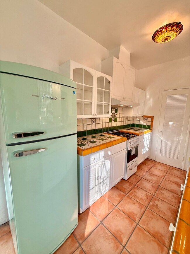 Building Photo - 2166 Beachwood Terrace