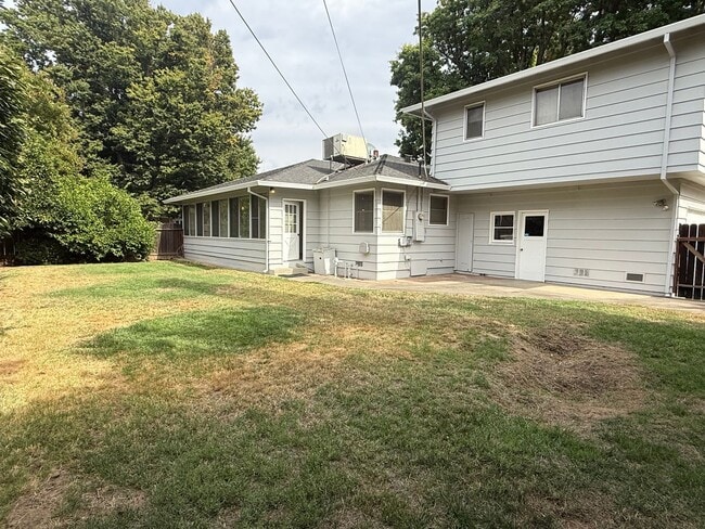 Building Photo - Spacious 3 bed 2 bath home available now!