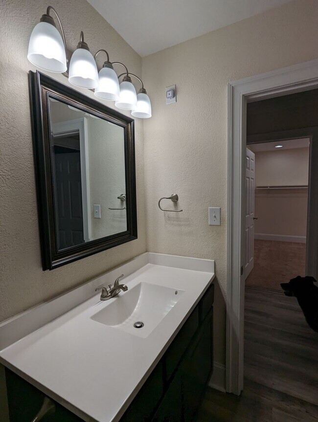 Building Photo - Colonial Heights