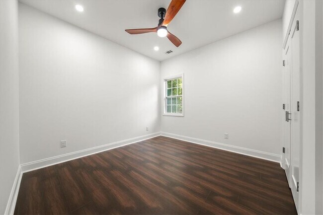 Building Photo - 1415 Almont Dr SW