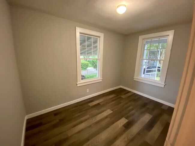 Building Photo - 2310 Aintree Ave