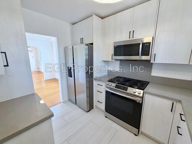 Building Photo - 1016 1/2 South Crescent Heights Boulevard