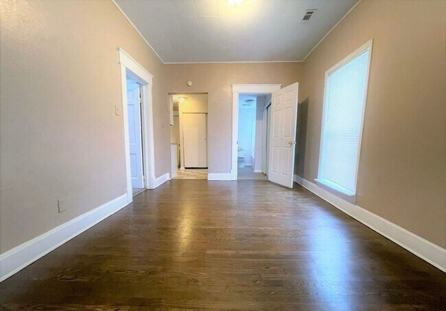 Building Photo - COMING SOON- 2 Bed 1 Bath Home!