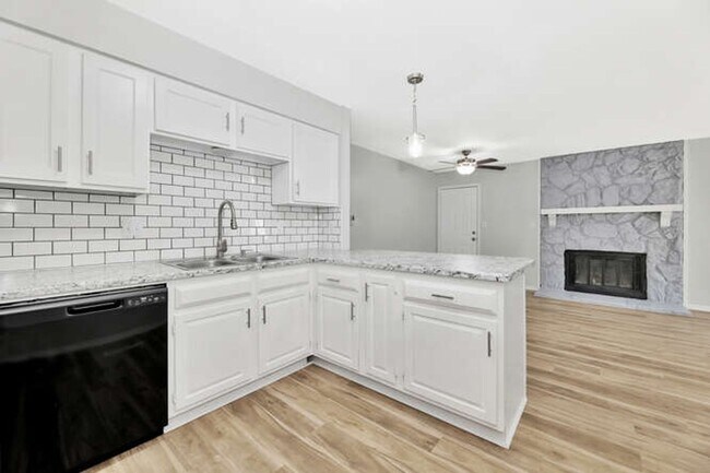 Building Photo - 2025-2027 N. Rosewood Ct.