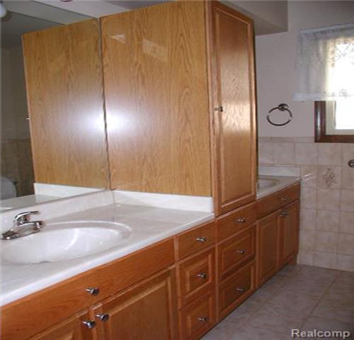 Building Photo - 2952 Sylvan Dr