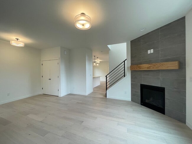 Building Photo - 4Bd/2.5Ba Corner Home in Desireable Portsmouth Neighborhood ~ Newly Built, Quartz Countertops, Si...