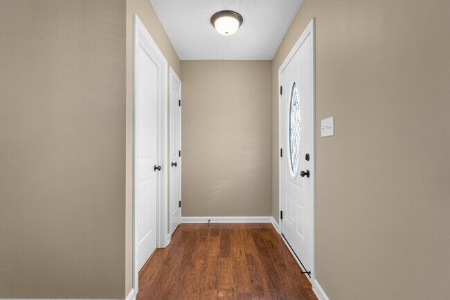 Building Photo - Large, Nice home close to Fort Campbell an...