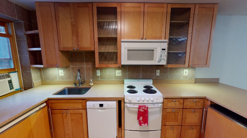 Building Photo - 608 Acker Pl NE