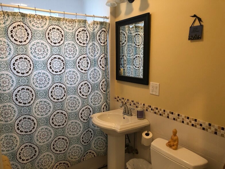 Building Photo - 21 Lewis St