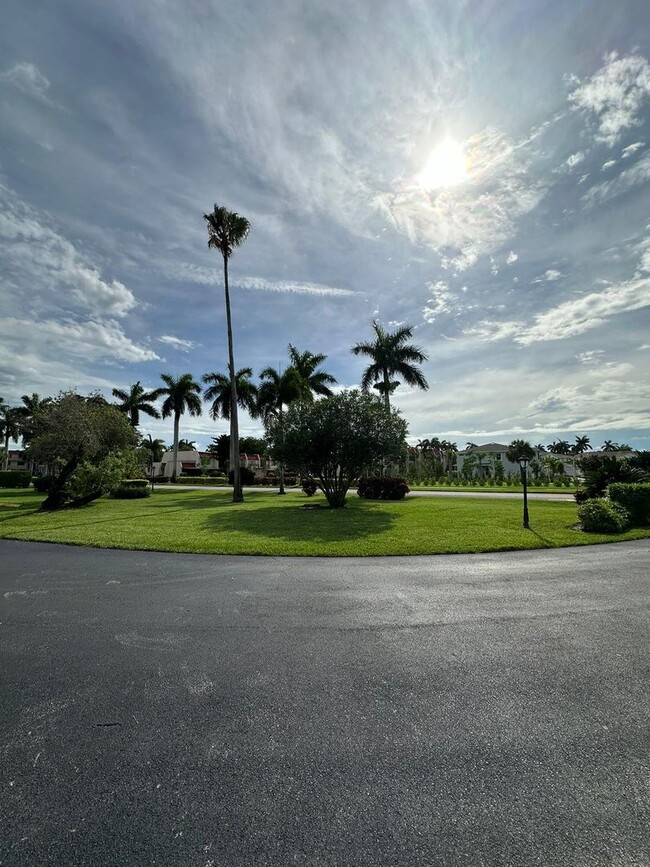 Building Photo - 2 Story Townhouse Beautiful Golf Course Views