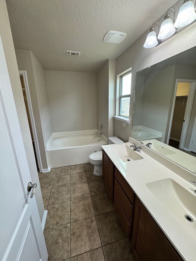 Building Photo - Ready for Move In! Spacious 4 bedroom 3 ba...