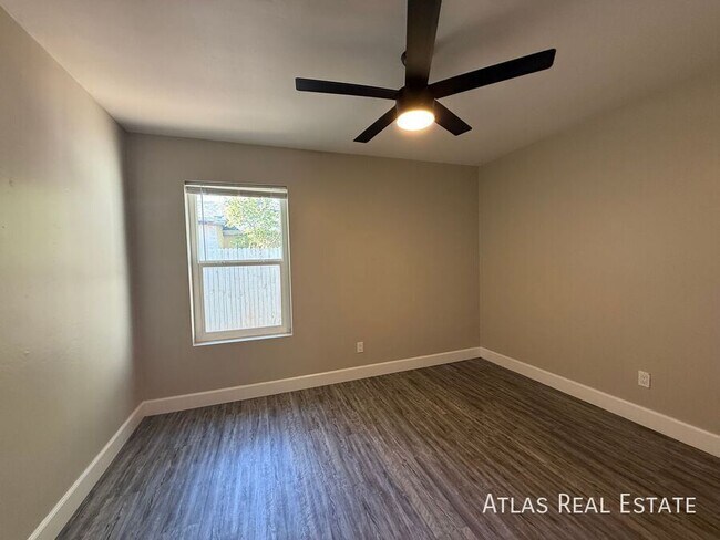 Building Photo - 2826 E Capri Cir