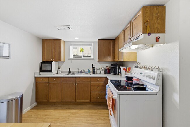 Building Photo - Cozy 1-Bed 1-Bath Basement Apartment blocks from CSU!