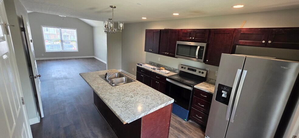 Building Photo - 285 Creekwood Ave