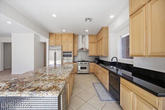 Building Photo - 2765 Struan Ave