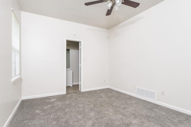 Building Photo - 4590 Lindawood Ln
