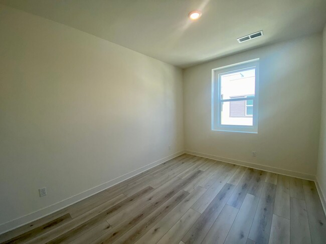 Building Photo - Luxury 3 br townhome Save up to $350 Each ...