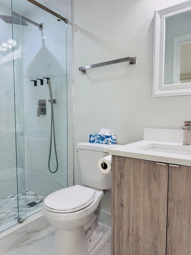 Building Photo - 4640 NE 5th Ave