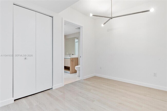 Building Photo - 9901 W Bay Harbor Dr