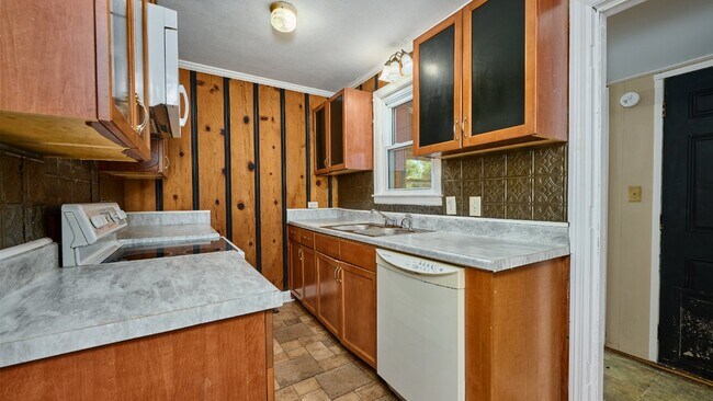 Building Photo - Near the Nashville Airport: 2BR, 1BA house...