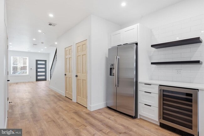 Building Photo - 458 W Earlham Ter