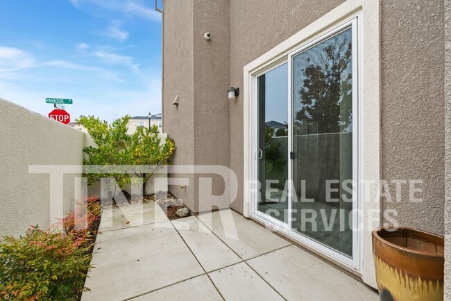 Building Photo - 1580 Parkside Way