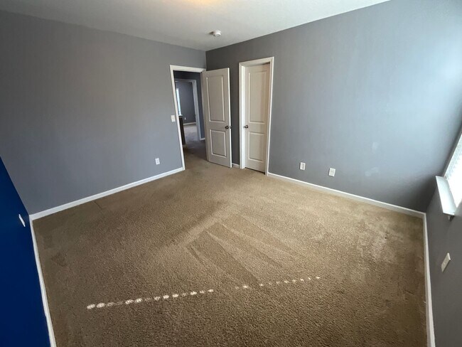 Building Photo - Large 5 bedroom home in Established Neighborhood ready to rent!