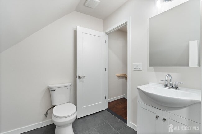 Building Photo - 824 George St