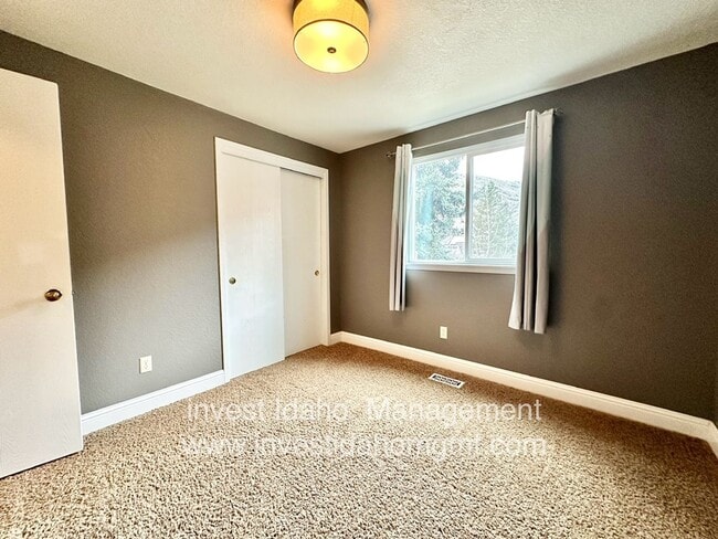 Building Photo - Enjoy the foothill views from your backyard!