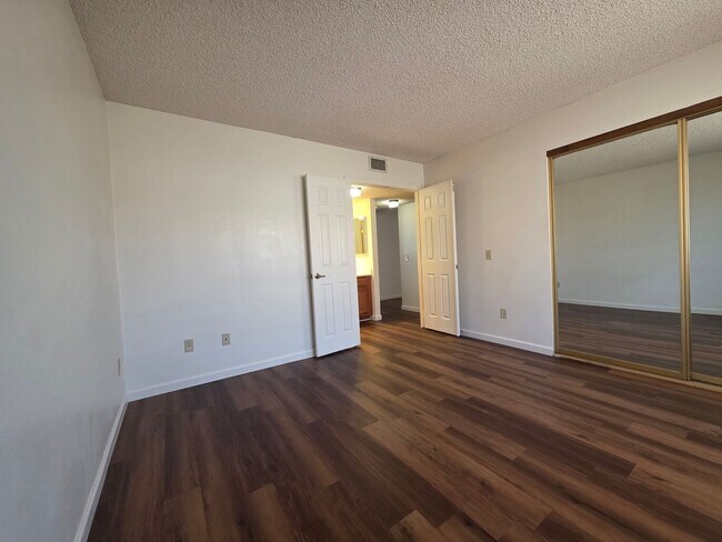 Building Photo - Charming 2 bedroom condo