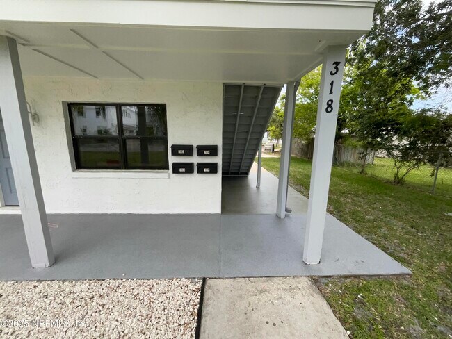 Building Photo - 318 Arricola Ave