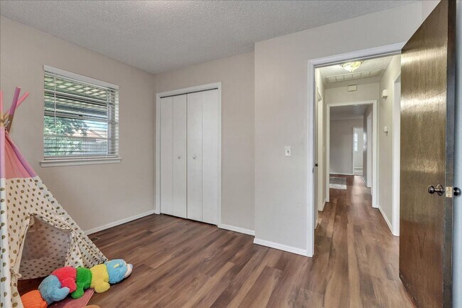 Building Photo - Lawn Care Included! 3 bed, 2 bath, 2 livings