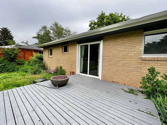 Building Photo - Beautifully Remodeled 5 Bed 2 Bath House i...