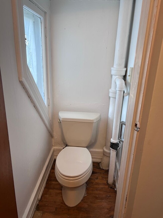Building Photo - 3 Bedroom 2 Bathroom