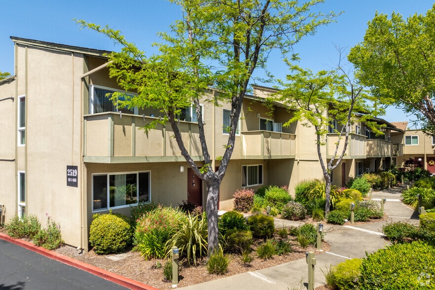 Building Photo - Town House Plaza