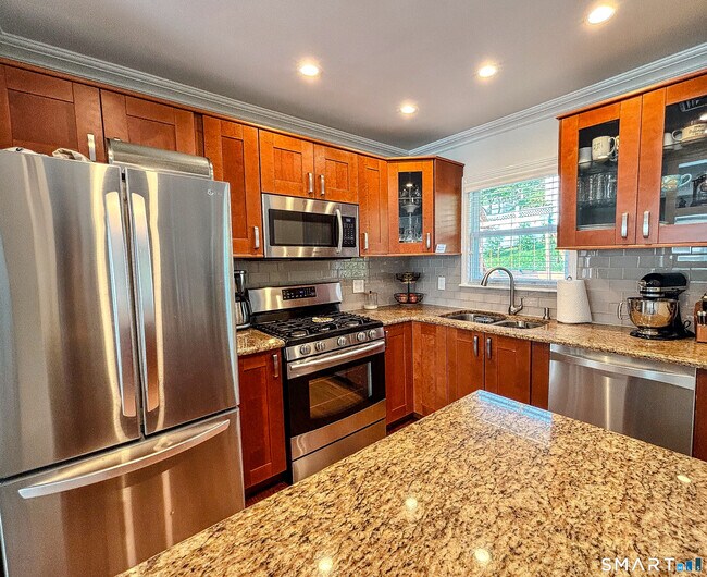 Building Photo - 120 Pilgrim Dr