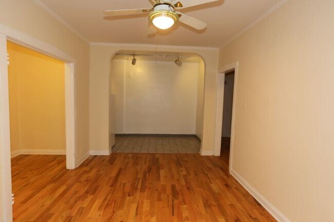 Building Photo - 457 W Melrose