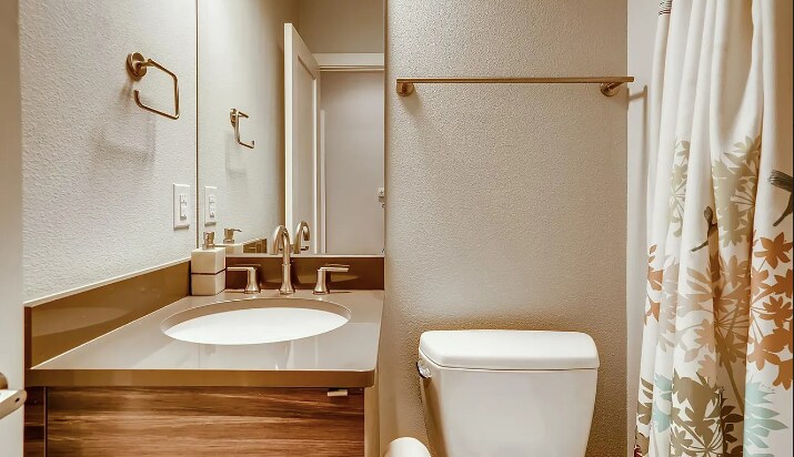Guest Bathroom - 1285 Xavier St