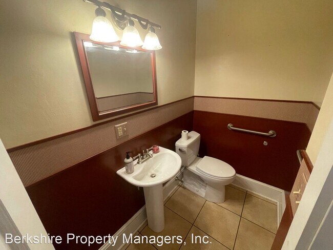 Building Photo - 3 br, 1.5 bath House - 65 Spadina