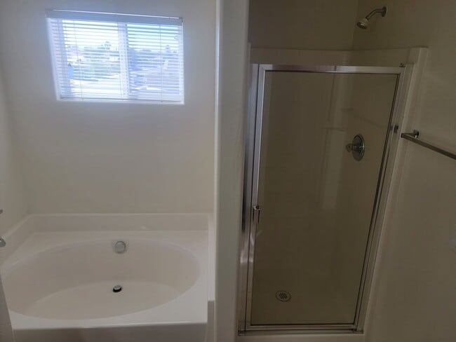 Building Photo - Spacious 5 bed 2.5 bath 2 story home with ...