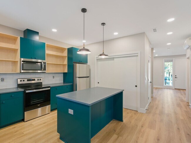 Building Photo - 3bed/2.5 Bath Duplex Unit New Construction...