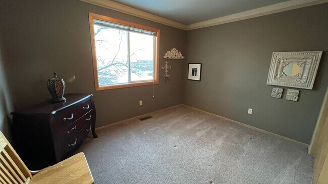 Building Photo - 2 Bedroom Jewel Lake Condo with Beautiful ...
